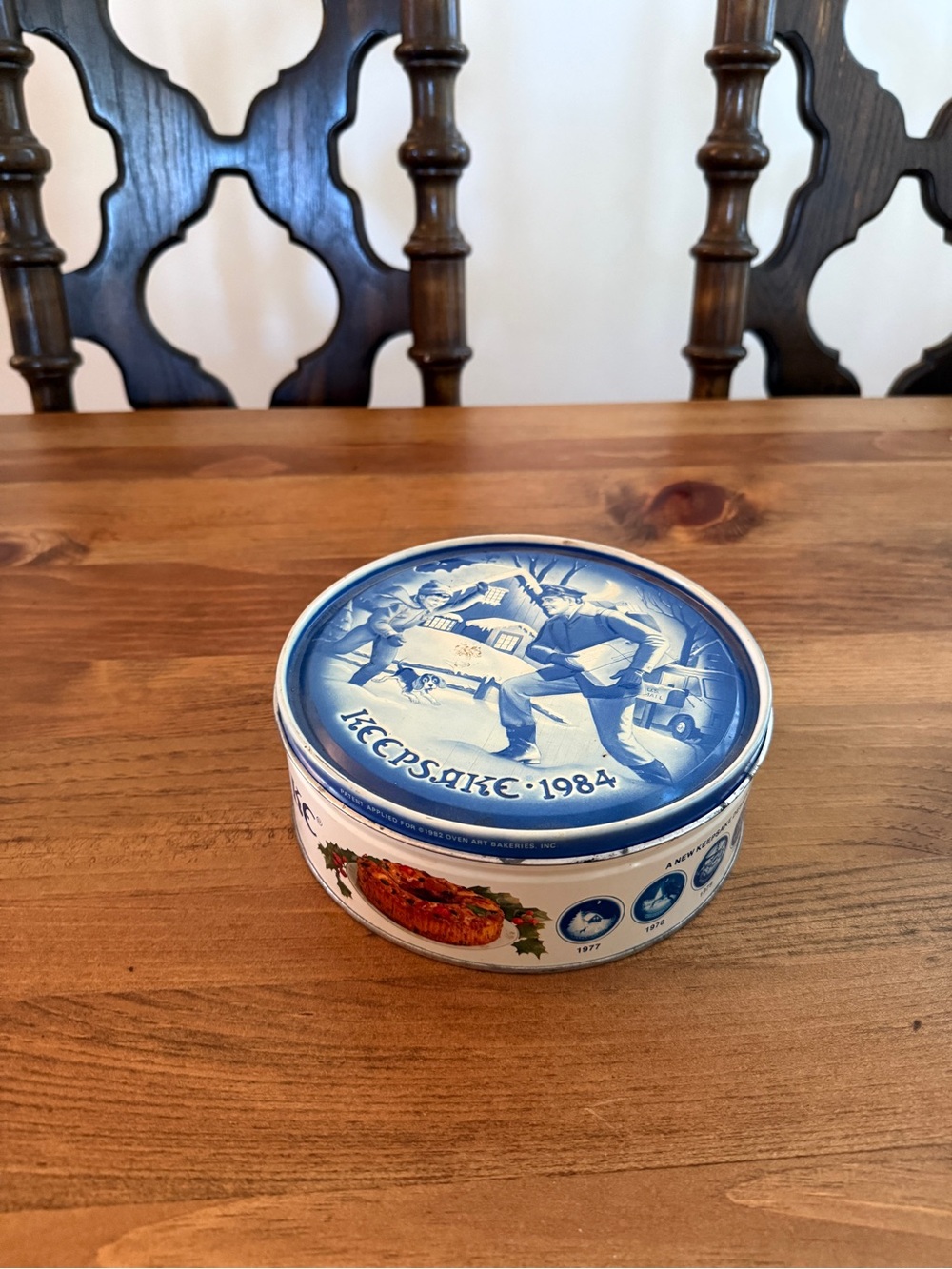 KEEPSAKE the Label Blue and White Holiday Decorative Tin 1984 vintage